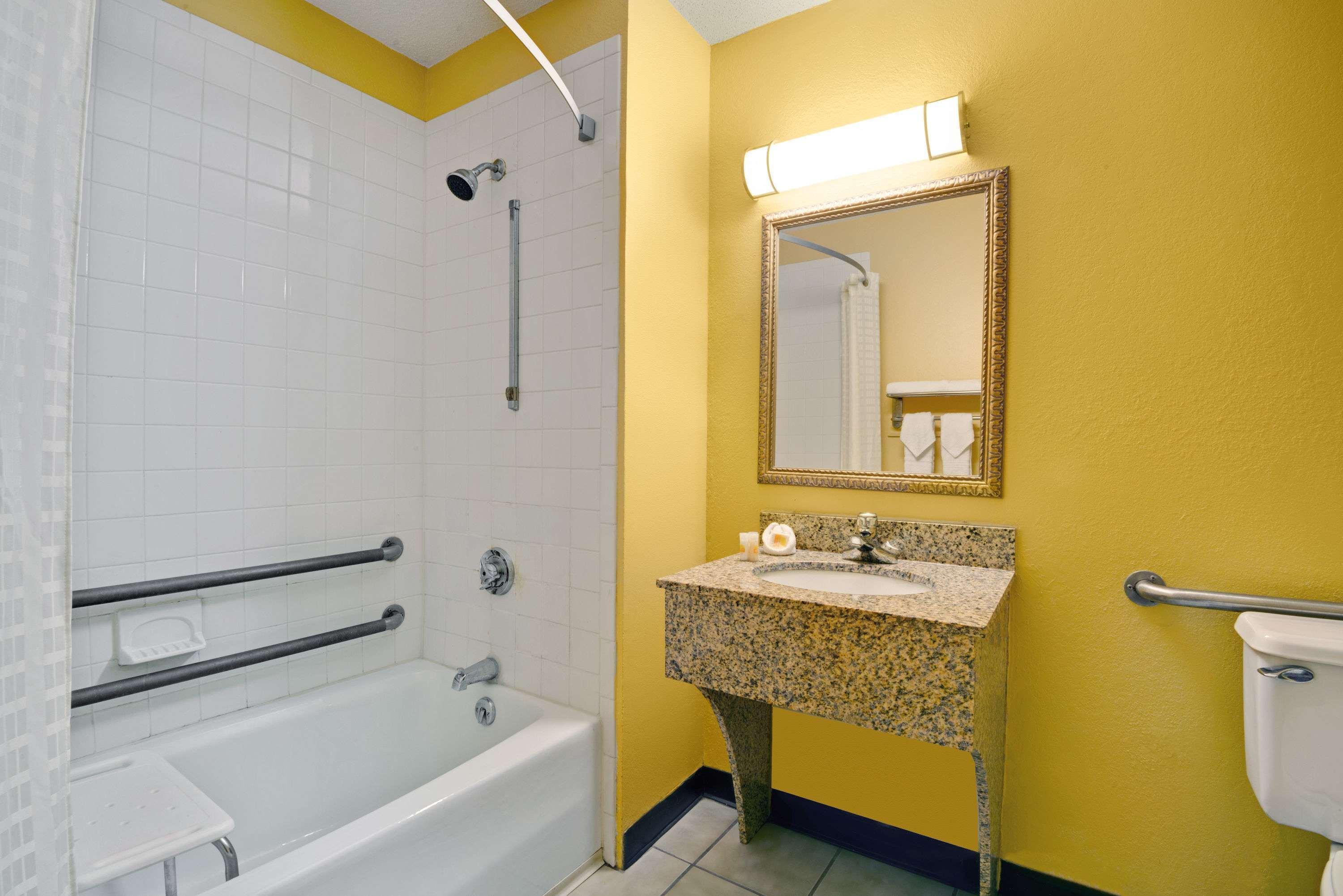 Days Inn By Wyndham Torrington Luaran gambar